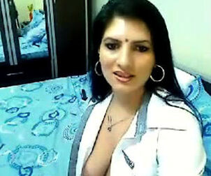 Rich and super hot Delhi wifey bare on web cam