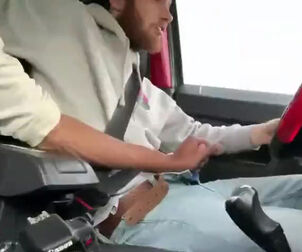 anxious gf drains her boyfriend's jizz-shotgun in the car