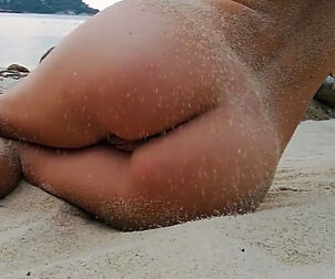 Uber-sexy gal naturist at the beach